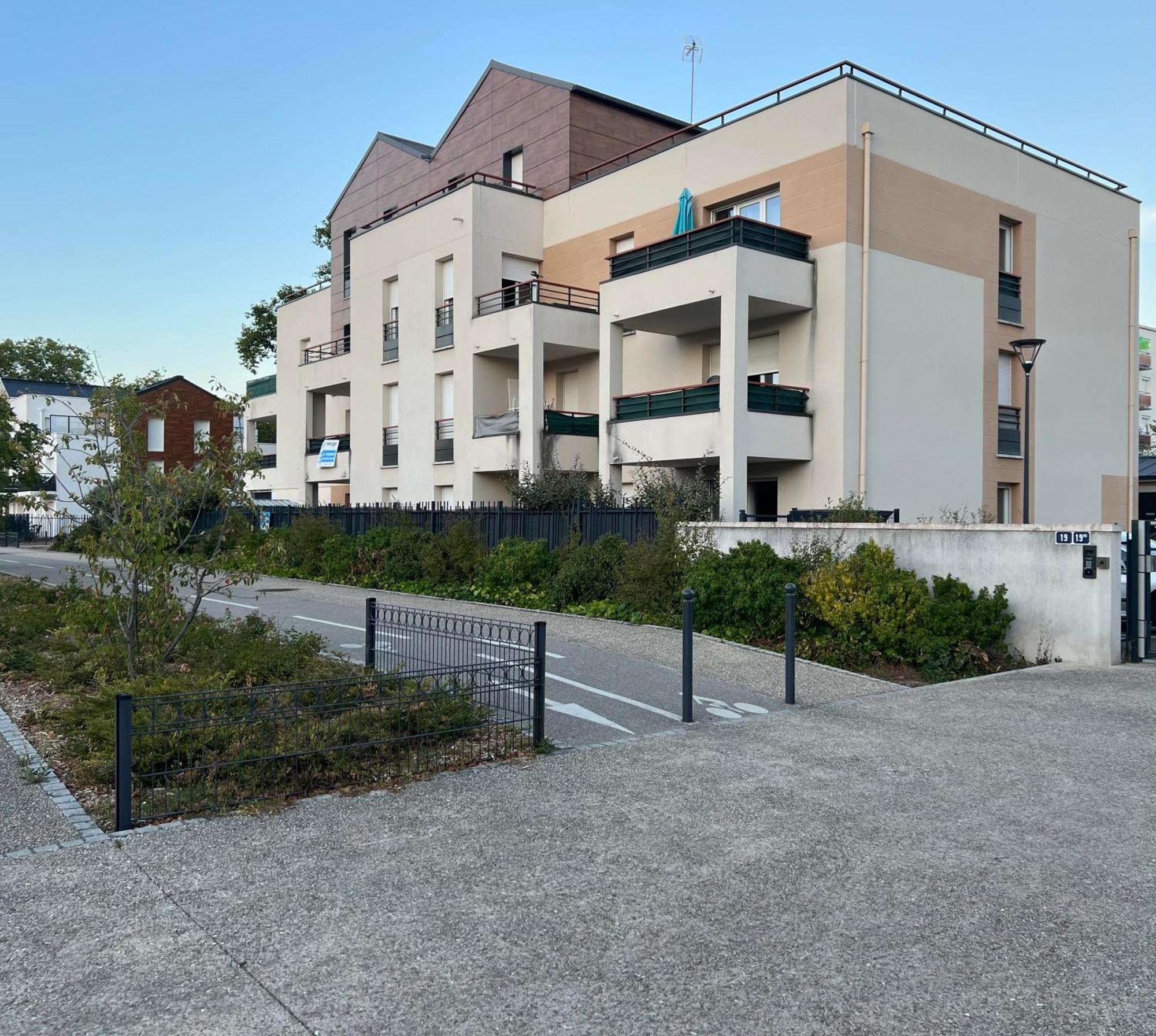 Appartement Rez De Chaussee Avec Parking Prive Orléans Buitenkant foto